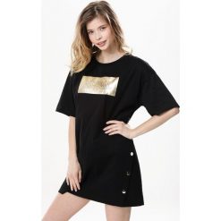 Czarna Tunika Flounce. Czarne tuniki damskie Born2be, s, z nadrukiem, z dzianiny, z okrągłym kołnierzem, z krótkim rękawem. Za 39,99 zł.