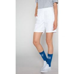 Lacoste Szorty Biały. Białe szorty damskie Lacoste, bez wzorów, z elastanu. Za 438,95 zł.