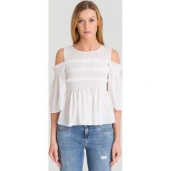 Biała bluzka off-shoulder Patrizia Pepe. Białe bluzki damskie Patrizia Pepe, z aplikacjami, z bawełny, z okrągłym kołnierzem, bez rękawów. Za 387,60 zł.