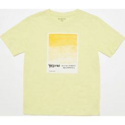 Bawełniany t-shirt z nadrukiem - Żółty. Żółte t-shirty damskie Reserved, z nadrukiem, z bawełny, bez kołnierzyka. Za 29,99 zł.