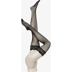 FALKE - Pończochy damskie – Matt Deluxe 20den, czarny. Czarne pończochy damskie Falke, w koronkowe wzory. Za 99,95 zł.