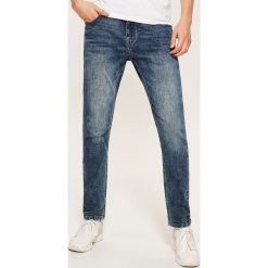 Jeansy slim fit - Niebieski. Niebieskie jeansy męskie marki House. W wyprzedaży za 39,99 zł.