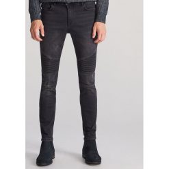 Jeansy skinny z przeszyciami - Czarny. Czarne jeansy męskie Reserved, m. W wyprzedaży za 69,99 zł.