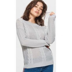 Sweter z warkoczowym splotem - Jasny szary. Szare swetry klasyczne damskie marki Cropp, l, ze splotem. Za 49,99 zł.
