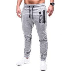 SPODNIE MĘSKIE DRESOWE P420 - JASNOSZARE. Szare spodnie dresowe męskie marki Ombre Clothing, s, z nadrukiem, z bawełny. Za 59,00 zł.