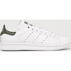 Adidas Originals - Buty Stan Smith. Białe buty sportowe damskie adidas Originals, bez wzorów, ze skóry, sportowe. W wyprzedaży za 239,90 zł.