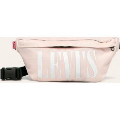 Levi's - Nerka. Różowe nerki damskie Levi's®, w paski, z poliesteru, małe, z nadrukiem, bez dodatków. Za 119,90 zł.