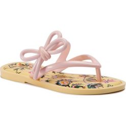 Japonki MELISSA - Flip Flop + Jason Wu A 32462 Yellow/Pink 52717. Różowe klapki damskie Melissa, bez wzorów, z tworzywa sztucznego, bez obcasa, na obcasie. W wyprzedaży za 239,00 zł.