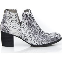 Wężowe botki z suwakiem z tyłu - skóra naturalna - model 501 - kolor biały wąż. Białe botki damskie Zapato, na lato, z jeansu, klasyczne, przed kostkę, bez obcasa, na obcasie, bez zapięcia. Za 399,00 zł.