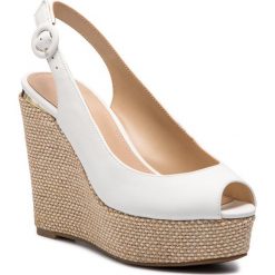 Espadryle GUESS - Hardy2 FL6HRD LEA04 WHITE. Białe espadryle damskie Guess, z aplikacjami, ze skóry, bez obcasa, na obcasie. W wyprzedaży za 539,00 zł.
