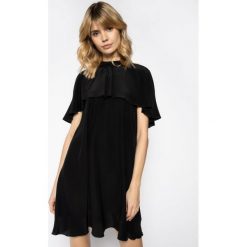 Sukienka koktajlowa Red Valentino SR0VAJ4523H. Czarne sukienki damskie Red Valentino, bez wzorów, z jedwabiu, wizytowe, bez kołnierzyka, bez rękawów. W wyprzedaży za 1169,00 zł.