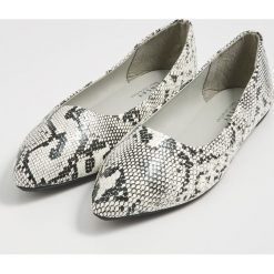 Baleriny z wężowym wzorem - Wielobarwny. Baleriny damskie Sinsay, bez wzorów, bez obcasa. Za 29,99 zł.