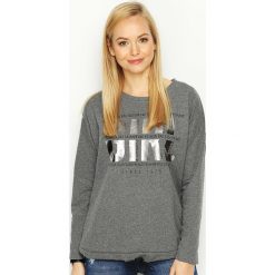 Ciemnoszara Bluza Chronicle. Szare bluzy damskie marki Born2be, uniwersalny, z napisami, z długim rękawem, długie, bez kaptura. Za 89,99 zł.