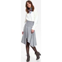 Spódnica w modnym fasonie, z imitacji zamszu w kolorze szarym. Szare spódniczki damskie Top Secret, na co dzień, na zimę, bez wzorów, z zamszu, eleganckie, asymetryczne. W wyprzedaży za 69,99 zł.
