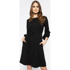 Sukienka koktajlowa Weekend Max Mara Navile 52211407. Czarne sukienki damskie Weekend Max Mara, bez wzorów, z poliesteru, wizytowe, bez kołnierzyka, bez rękawów. W wyprzedaży za 729,00 zł.