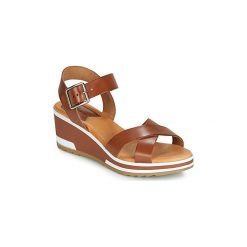 Sandały Kickers WIND. Pomarańczowe sandały damskie marki Kickers, bez wzorów, bez obcasa, bez zapięcia. Za 389,00 zł.