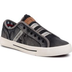 Tenisówki WRANGLER - Globe Washed Slip On WM01050A Black 062. Czarne półbuty męskie Wrangler, na co dzień, bez wzorów, z gumy, eleganckie, bez zapięcia. Za 239,00 zł.