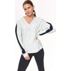 Sweter z lampasem na rękawie. Szare swetry damskie Top Secret, na lato, bez wzorów, z dzianiny, bez rękawów, bez kaptura. W wyprzedaży za 69,99 zł.