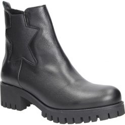 Botki skórzane z z gwiazdą karino 2388/076-f. Botki damskie Karino, bez obcasa, bez zapięcia. Za 399,99 zł.