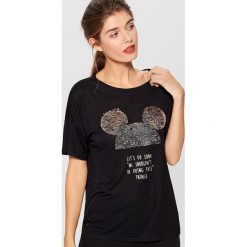 Koszulka ze strukturalną aplikacją Mickey Mouse Special Collection - Czarny. Czarne t-shirty damskie marki Mohito, l, z aplikacjami. Za 69,99 zł.