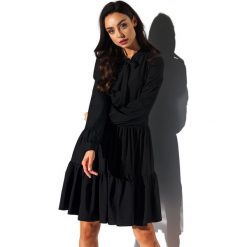 Sukienka z kokardą przy szyi kolor czarny. Czarne sukienki damskie Lemoniade, na imprezę, s, bez wzorów, eleganckie, bez kołnierzyka, bez rękawów. Za 189,90 zł.