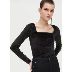 Velvetowa bluzka z kwadratowym dekoltem - Czarny. Czarne bluzki damskie Cropp, s, bez wzorów, bez kołnierzyka, bez rękawów. Za 49,99 zł.