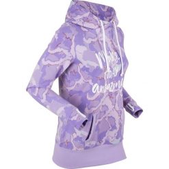 Lekka bluza z kapturem, długi rękaw bonprix w kolorze bzu z nadrukiem. Fioletowe bluzy damskie bonprix, z nadrukiem, z długim rękawem, długie, z kapturem. Za 79,99 zł.