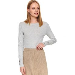 Sweter z guziczkami na rękawach. Szare swetry damskie Top Secret, na zimę, bez wzorów, z dzianiny, klasyczne, z długim rękawem, długie, bez kaptura. W wyprzedaży za 79,99 zł.