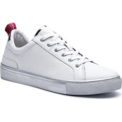 Sneakersy GUESS - Luiss Low H FM7LUI LEA12 WHITE/SILVER. Białe sneakersy męskie Guess, na co dzień, z aplikacjami, ze skóry ekologicznej, eleganckie, bez zapięcia. W wyprzedaży za 319,00 zł.