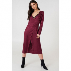 NA-KD Boho Żakardowa sukienka kopertowa z satyny - Purple. Fioletowe sukienki boho marki NA-KD Boho, z satyny, z kopertowym dekoltem, midi, kopertowe. W wyprzedaży za 48,59 zł.