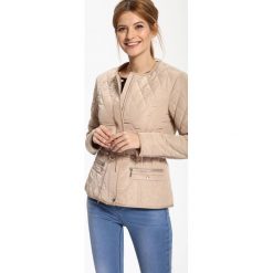 Kurtka krótka damska z zamkiem. Brązowe kurtki damskie Top Secret, na lato, bez wzorów, eleganckie, krótkie, bez kaptura. W wyprzedaży za 69,99 zł.
