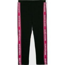 Calvin Klein Jeans - Legginsy dziecięce 104-176 cm. Czarne spodnie dziewczęce Calvin Klein Jeans, bez wzorów, z elastanu. Za 179,90 zł.