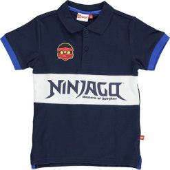Koszulka polo "Thomas 308" w kolorze granatowym. Niebieskie t-shirty chłopięce marki LEGO Wear, z nadrukiem. W wyprzedaży za 72,95 zł.