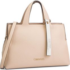 Torebka CALVIN KLEIN - Neat Tote K60K605059 064. Brązowe torebki klasyczne damskie Calvin Klein, bez wzorów, ze skóry ekologicznej, klasyczne, bez dodatków. W wyprzedaży za 459,00 zł.