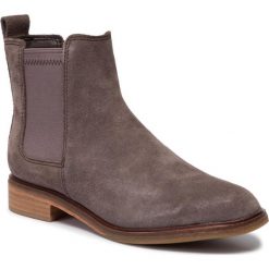 Sztyblety CLARKS - Clarkdale Arlo 261451184 Taupe Suede. Szare kozaki damskie Clarks, na co dzień, ze skóry, bez obcasa, na obcasie, bez zapięcia. Za 559,00 zł.