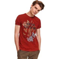 T-shirt z nadrukiem. Pomarańczowe t-shirty męskie Top Secret, na jesień, xl, z nadrukiem, z jeansu, sportowe, bez kołnierzyka, krótkie. W wyprzedaży za 29,99 zł.