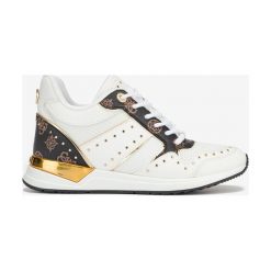 Guess Rejjy Tenisówki Biały. Białe trampki i tenisówki damskie Guess, z aplikacjami, z materiału, bez zapięcia. Za 610,95 zł.
