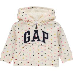Bluza w kolorze białym. Białe bluzy niemowlęce Gap Kids, z aplikacjami, bez rękawów, bez kaptura. W wyprzedaży za 75,95 zł.