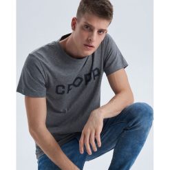 Koszulka z nadrukiem Jasny szary. Szare koszulki męskie Cropp, s, z nadrukiem, bez kołnierzyka, bez rękawów. Za 34,99 zł.
