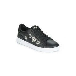 Buty Guess CRELLAR. Czarne trampki i tenisówki damskie marki Guess, z aplikacjami, bez zapięcia. Za 439,00 zł.