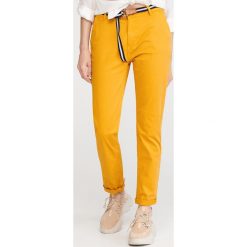 Spodnie chino z paskiem - Żółty. Spodnie damskie Reserved. Za 89,99 zł.