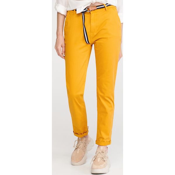 Spodnie chino z paskiem - Żółty. Żółte spodnie damskie Reserved, bez wzorów. Za 89,99 zł.