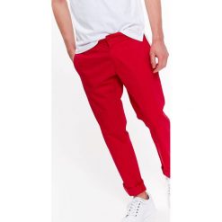 Spodnie męskie w stylu chino o dopasowanym kroju. Czerwone spodnie męskie Top Secret, na co dzień, na lato, m, bez wzorów. W wyprzedaży za 39,99 zł.