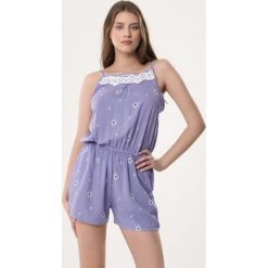 Niebieski Kombinezon Hush. Niebieskie kombinezony damskie Born2be, s, z aplikacjami, z koronki, z okrągłym kołnierzem, bez rękawów. Za 49,99 zł.