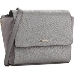 Torebka CALVIN KLEIN BLACK LABEL - Jasmine Texture Flap K60K603201 002. Szare listonoszki damskie marki Calvin Klein Black Label. W wyprzedaży za 529,00 zł.