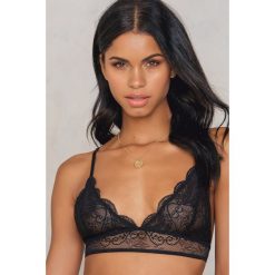 Biustonosze bardotka: NA-KD Lingerie Biustonosz z wycinanej koronki – Black