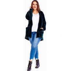Pluszowa kurtka z kapturem zielony. Zielone kurtki damskie Tagless, plus size, bez wzorów, z elastanu, z kapturem. Za 141,60 zł.