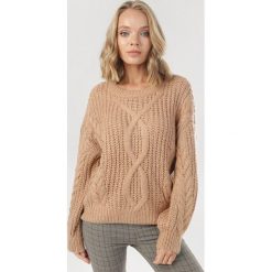 Ciemnobeżowy Sweter Valeriana. Brązowe swetry damskie Born2be, s, bez wzorów, bez rękawów, bez kaptura. Za 139,99 zł.