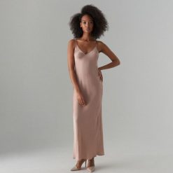 Bieliźniana maxi sukienka Gold Label - Beżowy. Brązowe sukienki damskie Mohito, bez wzorów, bez kołnierzyka, bez rękawów, maxi. Za 129,99 zł.