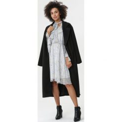 Szara Sukienka Sensationalize. Szare sukienki dziewczęce Born2be, w kwiaty, eleganckie, bez rękawów, rozkloszowane. Za 149,99 zł.